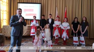 Minsk students meet with Polish ambassador