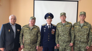 Ветераны приехали в гости к военнослужащим. Как День народного единства объединяет поколения