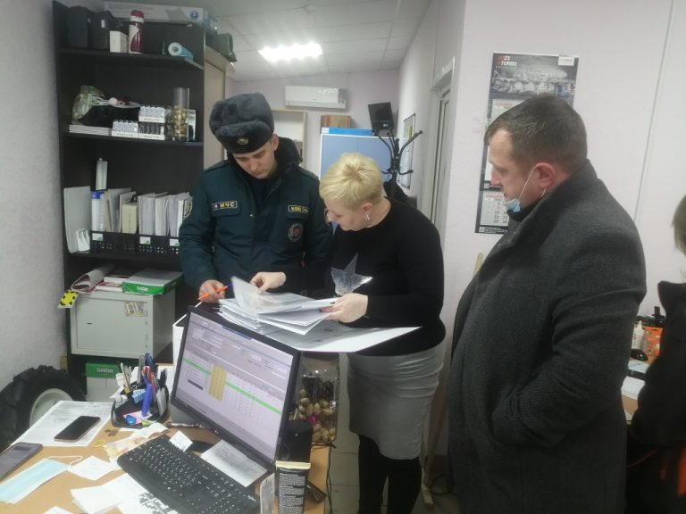 Смолевичские спасатели проводят рейды по местам продажи противопожарной продукции